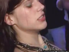 Haciendo ver videos pornos de tetonas Daniella